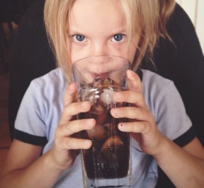 zuga-las-bebidas-podrian-voler-a-los-niños-violentos