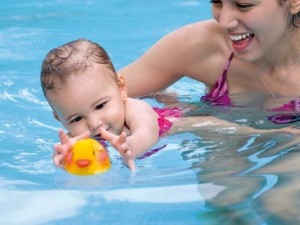 juegos-divertidos-para-el-bebe-en-la-piscina_articulo_landscape