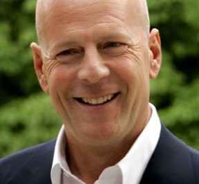 Bruce Willis puede enseñarte a cambiar un pañal en menos que 7 Segundos