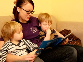 5 Preguntas que debes hacer antes de elegir una persona que cuide a tu hijo